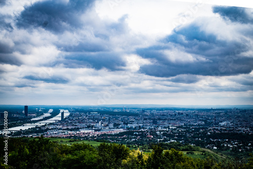 ハイリゲンシュタット駅からカーレンベルクの丘へ　丘から眺めるウィーン市街などの風景