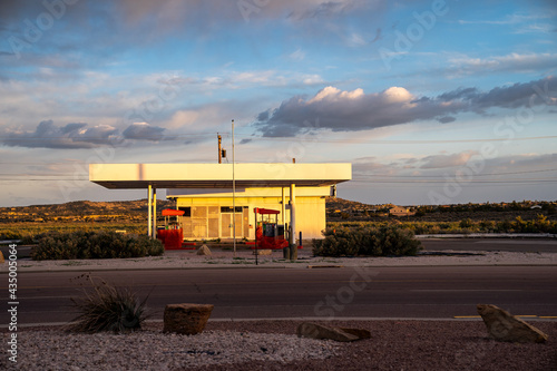 Foto Abandoned gas station sits empty along Route 66 at sunset and golden hour