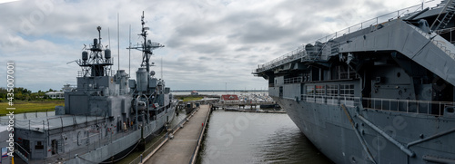Foto A panoramic view of the USS Laffey destroyer and the side of the USS Yorktown ai