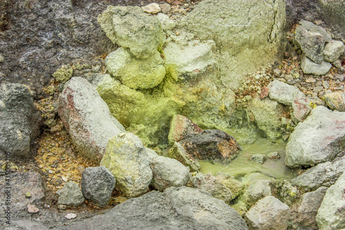 硫黄で変色した岩肌