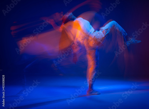 Bilde på lerret Dancing sportive female in colorful neon light
