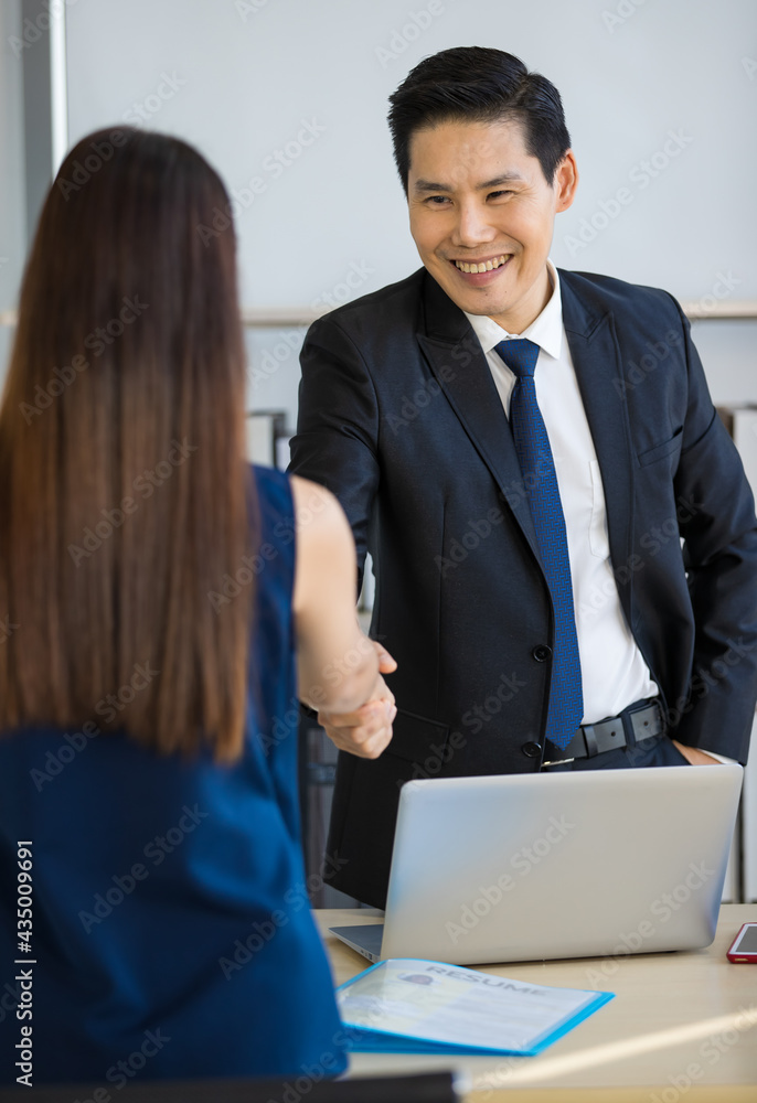 Obraz premium Anonymous woman with resume in hand standing in office with male manager before interview