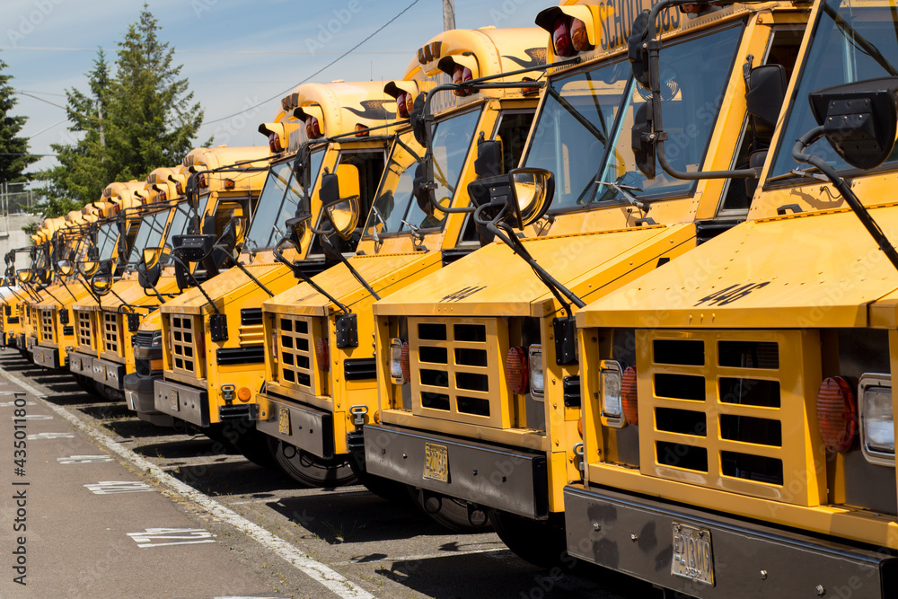 SalemKeizer Public School Buses ready for new school day Stock Photo