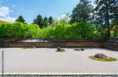 Wallpaper Mural 京都　龍安寺の石庭と新緑 Torontodigital.ca