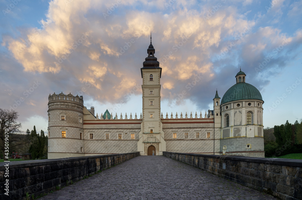 Renesansowy zamek w Krasiczynie - obrazy, fototapety, plakaty 