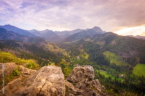 Fototapeta Naklejka Na Ścianę i Meble -  Zachód słońca nad Tatrami podziwiany z Nosala. Zakopane - Kalatówki, Dolina Bystrej