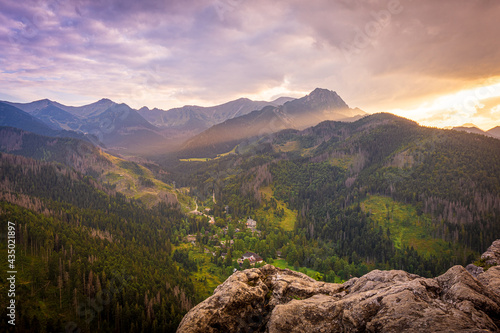 Fototapeta Naklejka Na Ścianę i Meble -  Zachód słońca nad Tatrami podziwiany z Nosala. Zakopane - Kalatówki, Dolina Bystrej