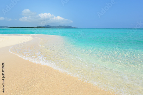 Fototapeta Naklejka Na Ścianę i Meble -  沖縄の白い砂浜と青い海