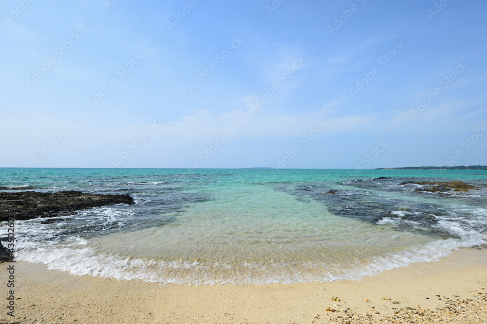 沖縄の白い砂浜と青い海 沖縄の白い砂浜と青い海