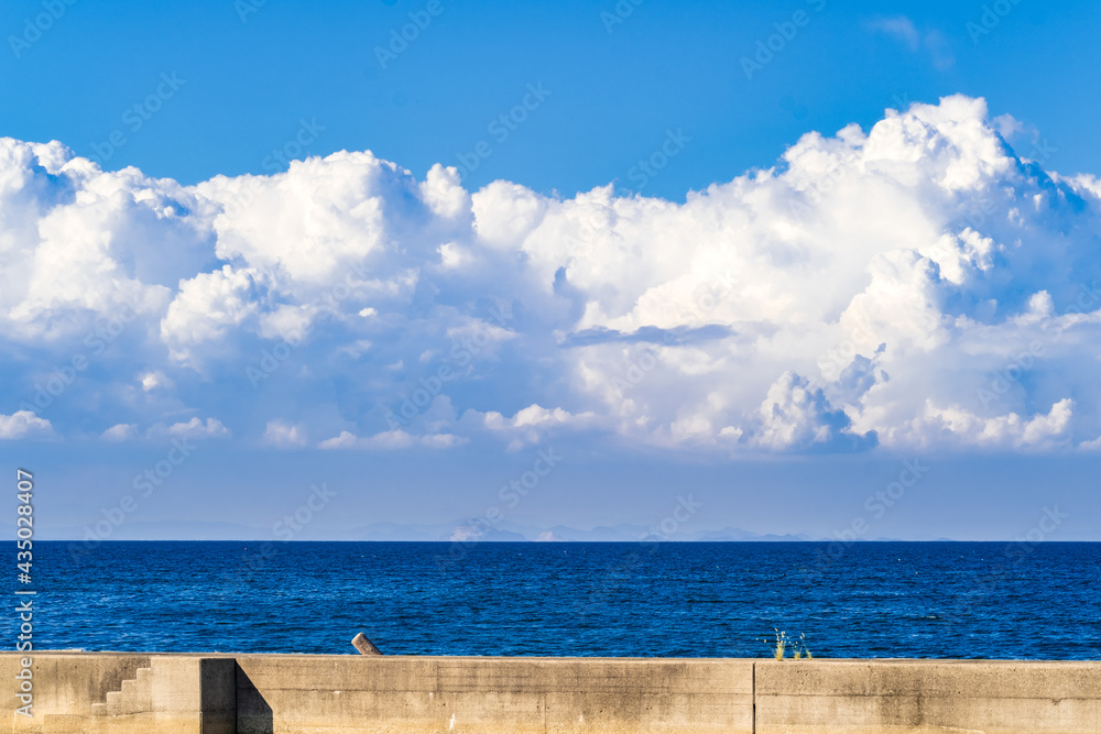 【夏】入道雲が浮かんでいる海の自然風景　香川県
