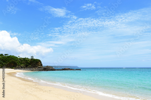 沖縄の白い砂浜と青い海 © Liza5450