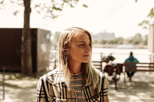 Quadro em tela close up outdoor portrait of a woman looking aside