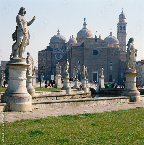 Padova. Statue del canale di Prato della Valle verso Santa Giustina.