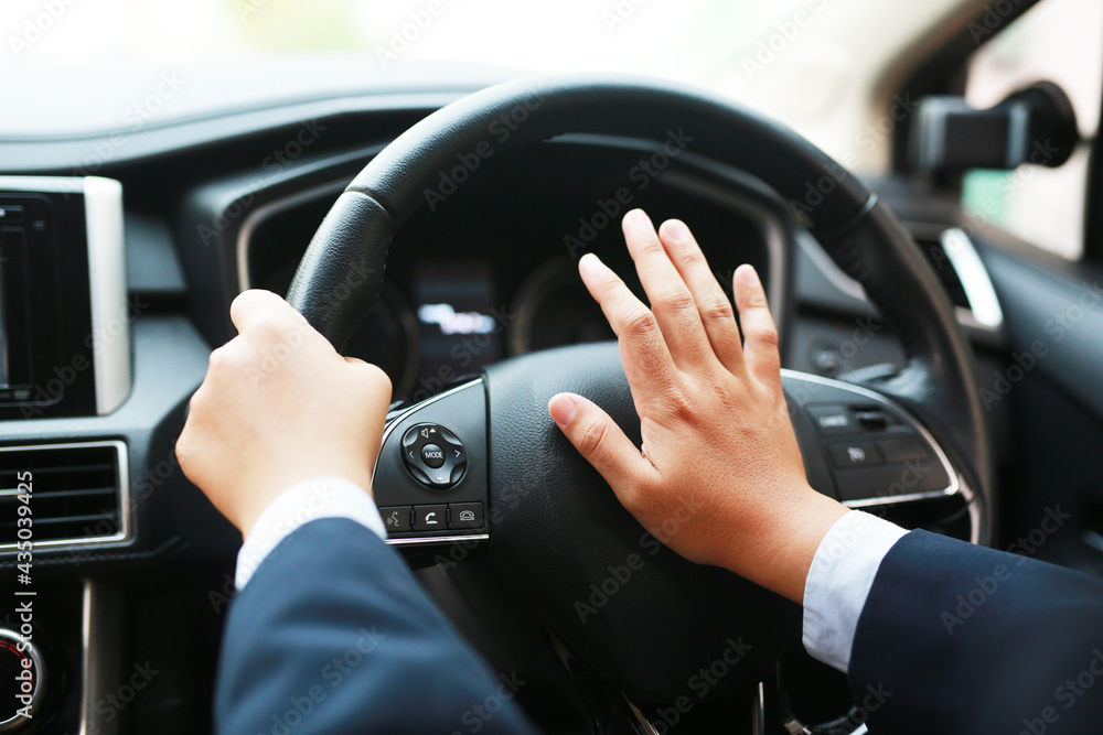 Drive while in traffic. Furious, angry, and honk the car's horn while driving.