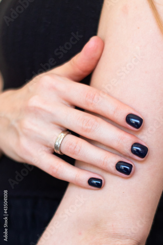 girl's hand with black nail manicure