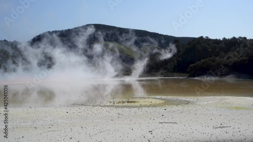 Wai-o-tapu champagne lake