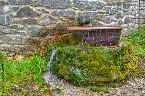 Brunnen, Quelle, Wasser, Wasserquelle, Bach, Mauer, Stein, Steinmauer, eingefasst, Moos, bewachsen, vermoost, Trog, Wassertrog, voll, Hahn, Wasserhahn, fließen, rinnen, sprudeln, Trinkwasser, Trinkwas photo