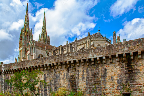 Quimper. Cathédrale Saint-Corentin et mur d'enceinte proche de l'édifice. Finistère. Bretagne 