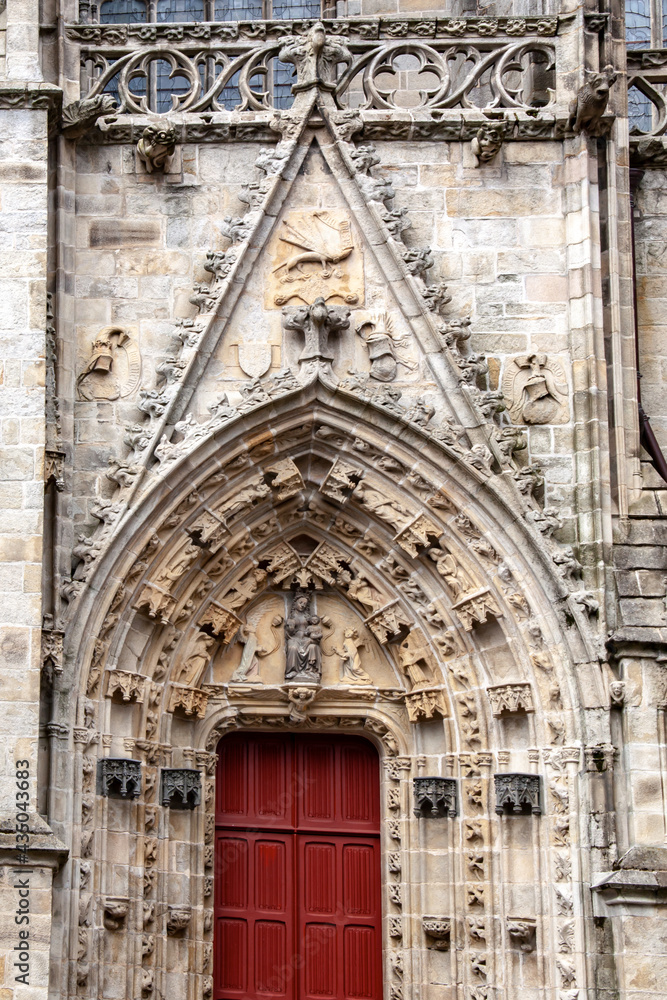 Quimper. Fronton de la porte d'entrée de la face sud de la cathédrale saint Corentin. Finistère. Bretagne	