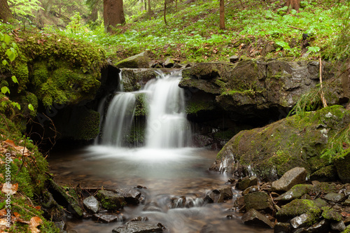 Fototapeta Naklejka Na Ścianę i Meble -  Une pause longue d´un petit ruisseau coulant au milieu de la forêt. Des rochers encadrent le ruisseau. Il y a une ambiance féérique.