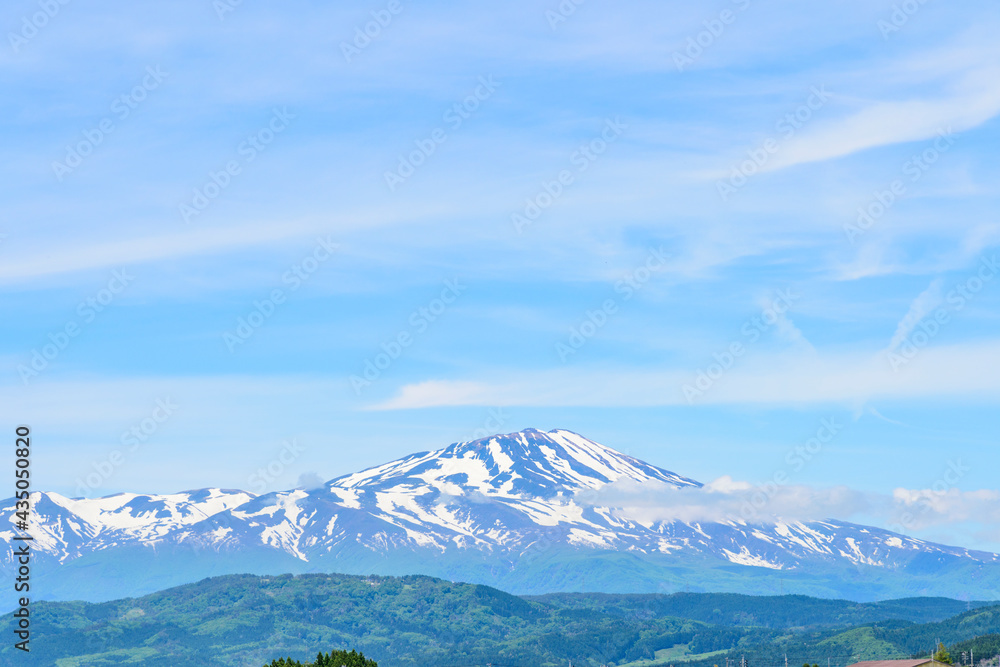 庄内平野より鳥海山を望む