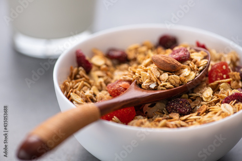 Foto granola with nuts and dried fruit.