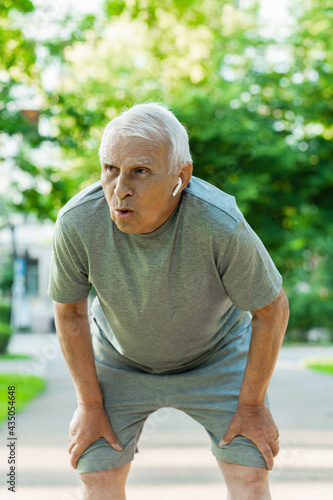 Canvas-taulu Exhausted elderly man after his jogging workout