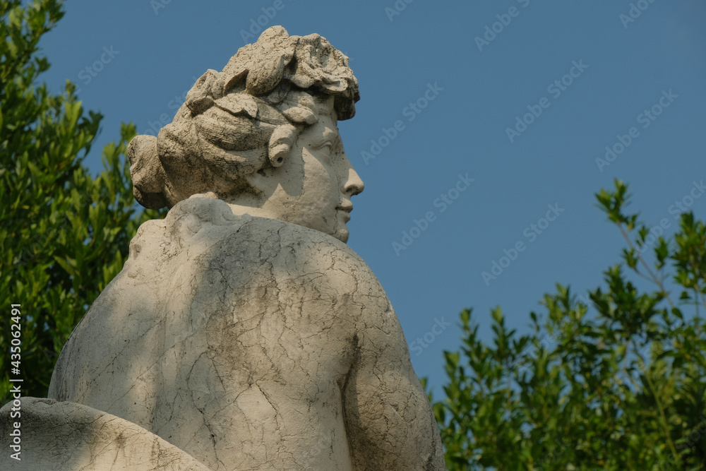 Dettaglio di una statua nel parco di Villa Gallia sulle rive del lago di Como, Italia.