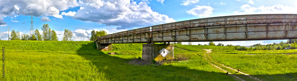 Widok na południową część starego mostu kolejowego, Kanał Ulgi, miasto Gorzów Wielkopolski