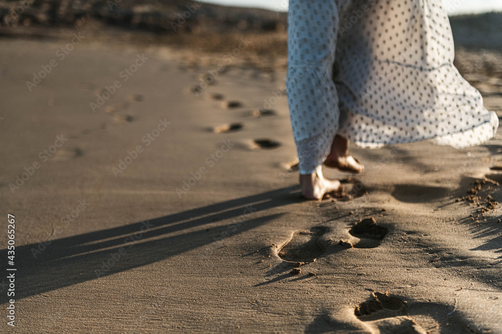 descalzo caminar descalzo playa arena mujer relax descanso Stock Photo ...
