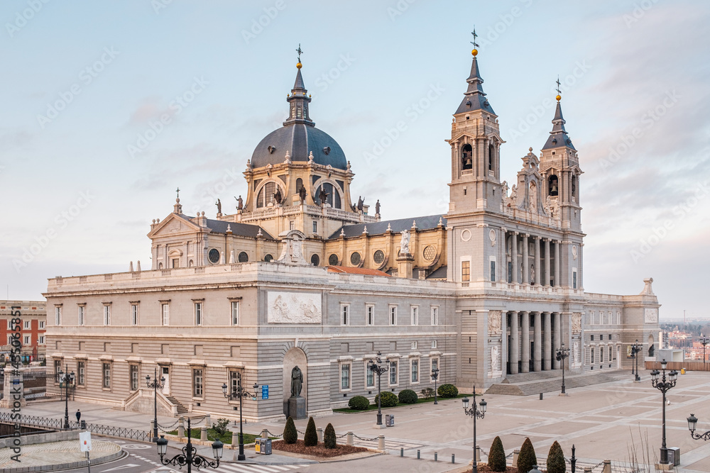 Fototapeta premium Catedral de Santa María la Real de la Almudena