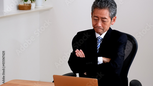 営業成績が悪くて悩むシニア社長