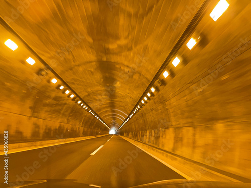 長いオレンジ色の光のトンネル