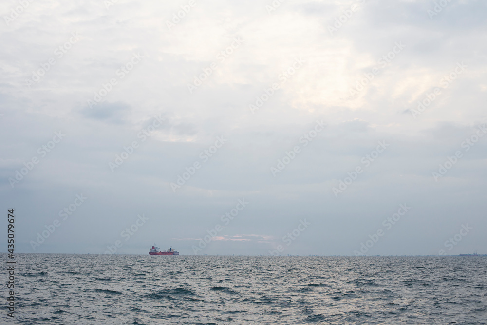 Containerschiffe im Hintergrund auf dem Meer Containerschiffe im Hintergrund auf dem Meer