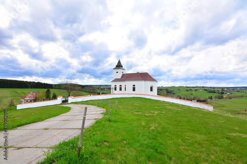 Kirche und Friedhof in Böhmen Cssr 