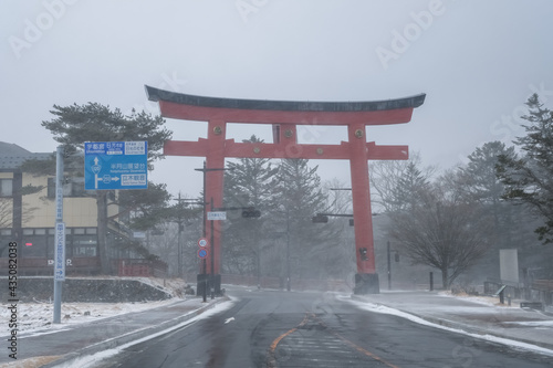 栃木県日光市 雪の降る日光二荒山神社 中宮祠 大鳥居