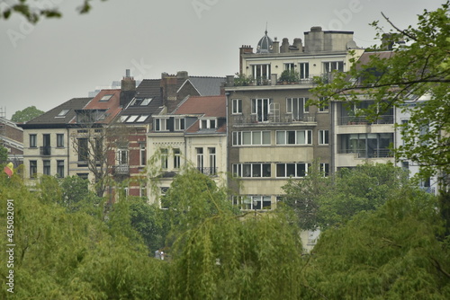 Maisons de maître 1900 et immeubles résidentiels émergeant des arbres entourant les étangs d'Ixelles à Bruxelles 