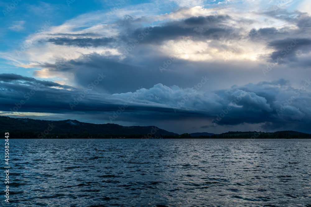 Sommer Gewitter am Bodensee mit dramatischen Wolken 