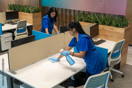 Εκτύπωση καμβά Cleaners clean office desks.Cleaning business