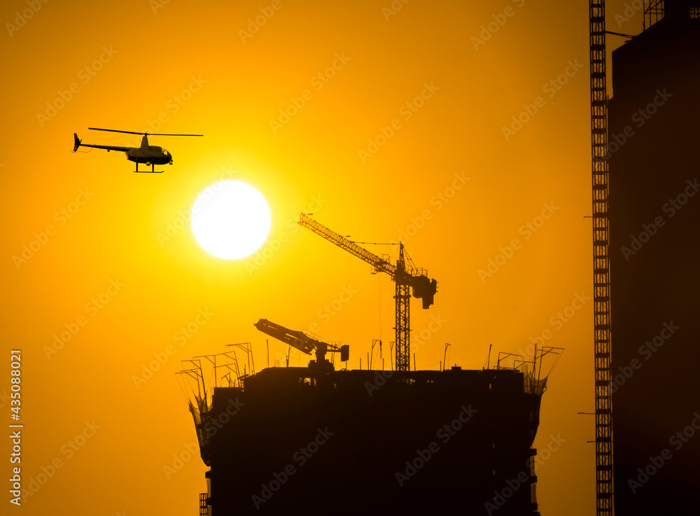 construção com guindaste e helicóptero construção com guindaste e helicóptero
