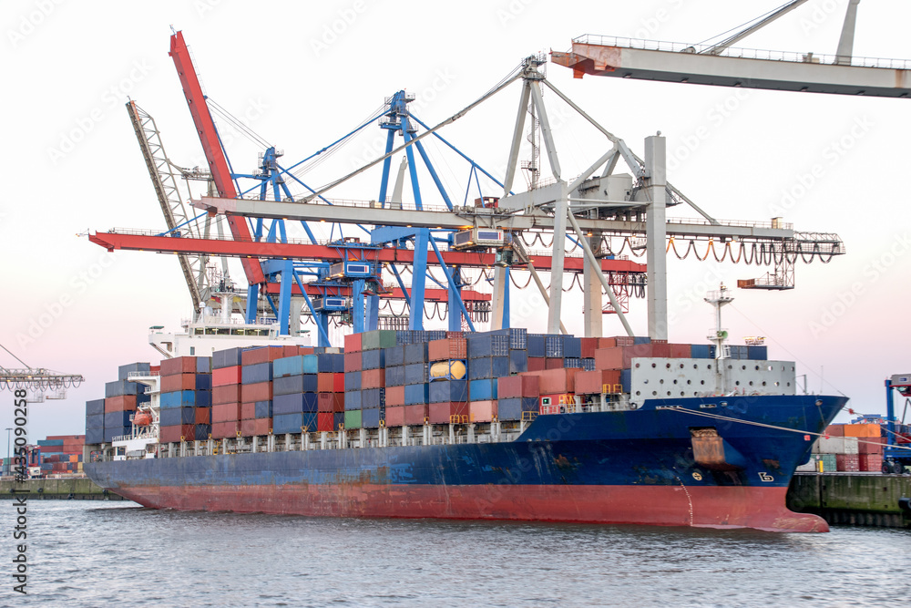 Beladung eines riesigen Containerschiffes im Hafen