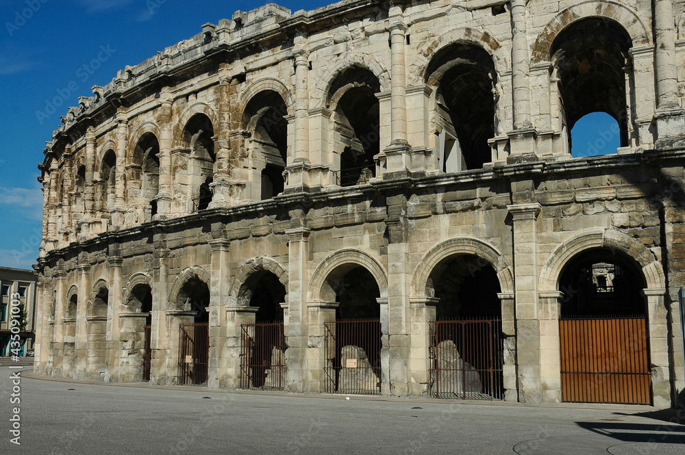 Détails de façade des arènes de la ville de Nîmes