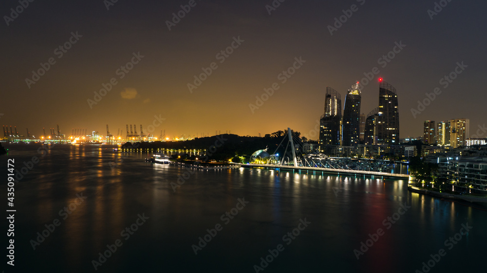 Der Hafen von Singapur bei Nacht