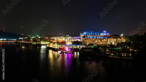 Der Hafen von Singapur bei Nacht