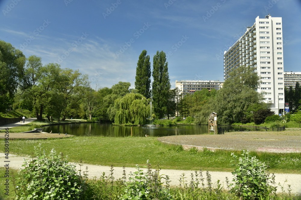 Le parc d'Anderlecht avec ses chemins ,sa végétation luxuriante ,ses étangs à proximité de la plus grande cité de la Région de Bruxelles Capitale comprenant H.L.M et co-propriétés 