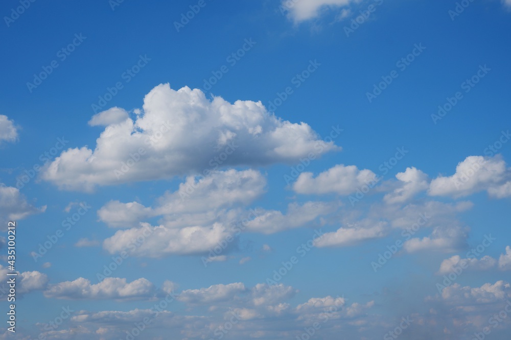 Fototapeta premium Blue sky and white clouds on natural daylight background