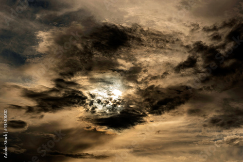 Dramatische Wolkenstimmung am Abendhimmel