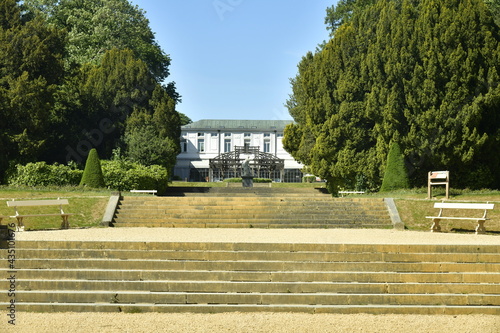 Coin de repos entre les volées d'escaliers vers le Palais des Colonies au parc de Tervuren  photo