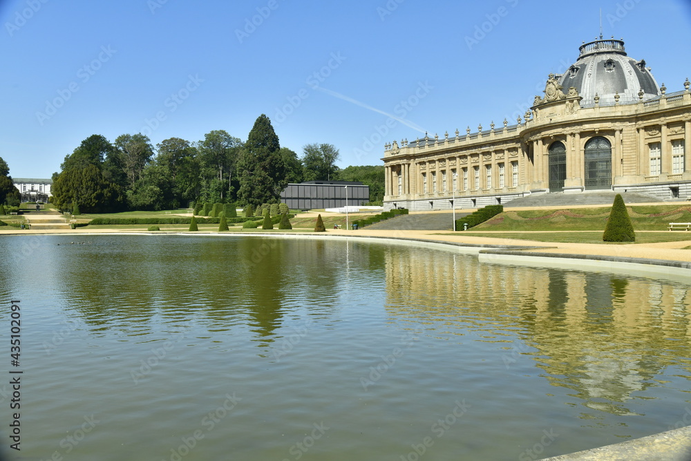 La pièce d'eau devant l'imposant Musée National de l'Afrique Centrale ,le Jardin Français ,le séquoia géant et la pavillon d'accueil au parc de Tervuren