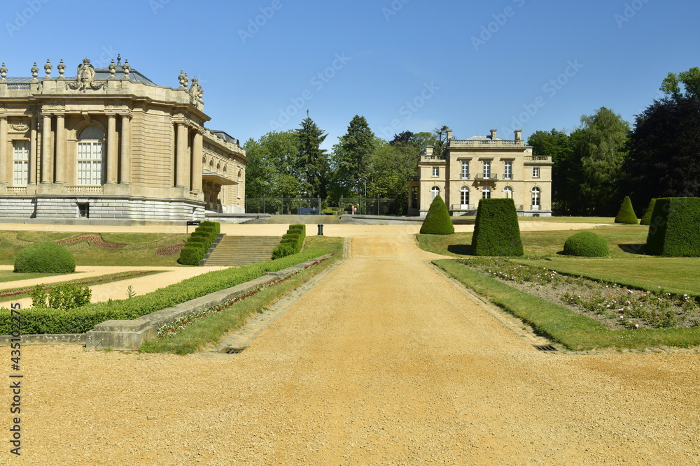 Le Jardin Français avec ses allées ,pelouses et haies parfois en cone devant l'imposant Musée National de l'Afrique Centrale au parc de Tervuren à l'est de Bruxelles 